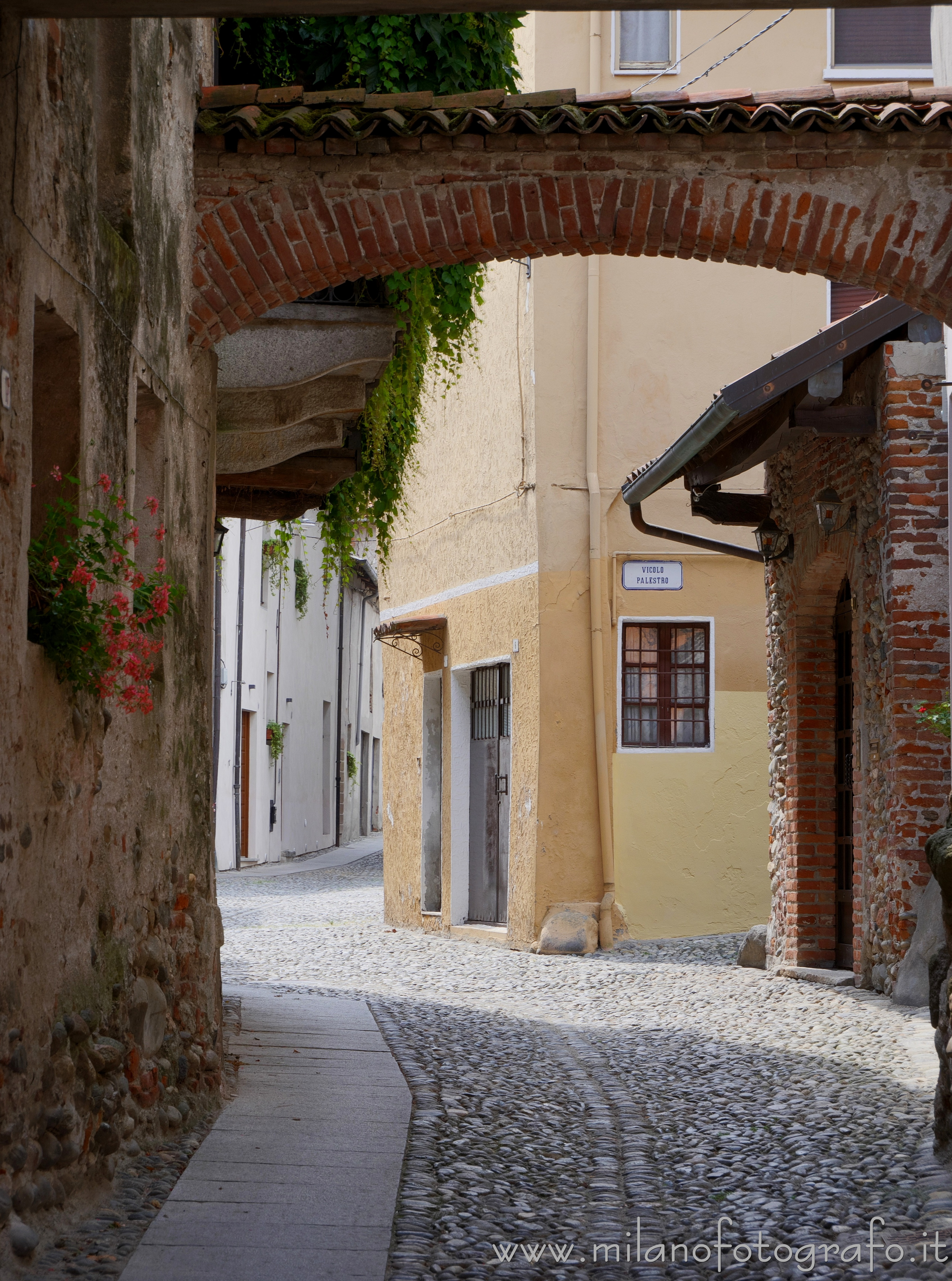 Carpignano Sesia (Novara) - Entrando nel ricetto da via Castello